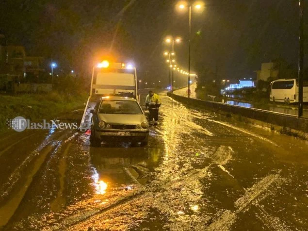 Χάος στα Χανιά από την κακοκαιρία -Κατολισθήσεις, χείμαρροι οι δρόμοι, εγκλωβίστηκαν οδηγοί (βίντεο)